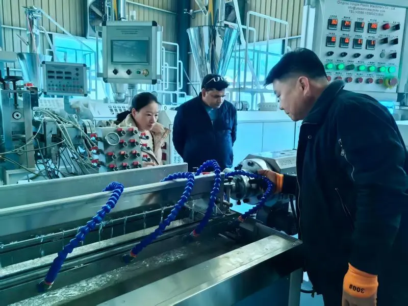 آلة أنابيب الري المطاطية تعمل في الموقع لعملاء الهند