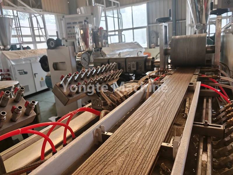 لقد ساعدت Yongte العميل في تحسين خط بثق مقاطع WPC مما أدى إلى زيادة بنسبة 40% في كفاءة الإنتاج
