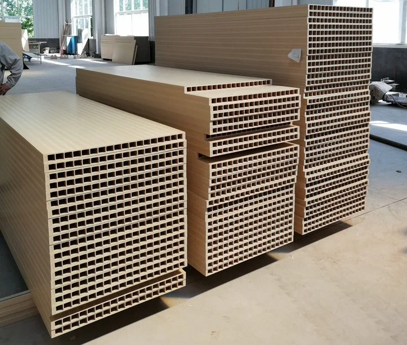 ما هي المواد البلاستيكية المناسبة لتصنيع باب WPC؟