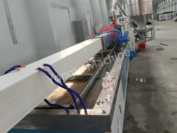 الصين PVC مزراب المطر الشخصي ماكينة