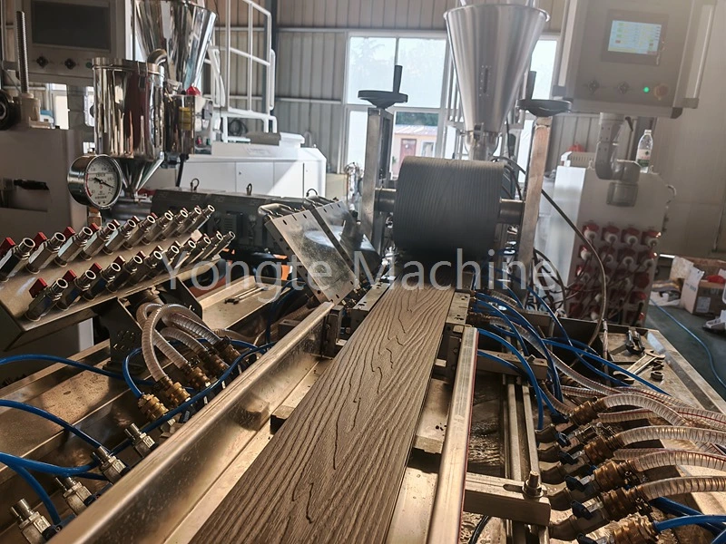 تقوم الآلة بتحويل مخلفات البلاستيك إلى ملف تعريف WPC