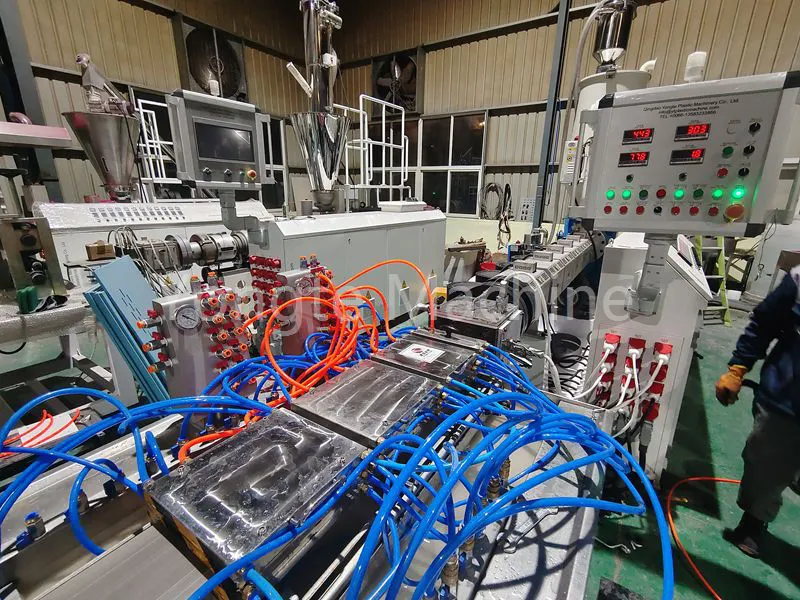 خط بثق الخشب البلاستيكي